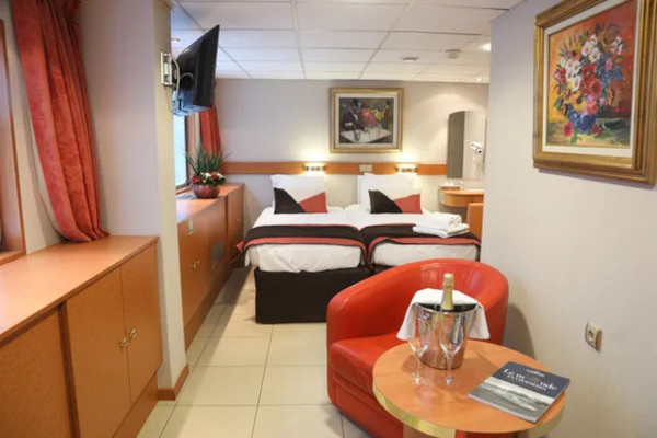 Cat B Suite Main Deck