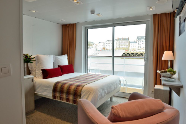 Cat C Stateroom Outside Upper Deck